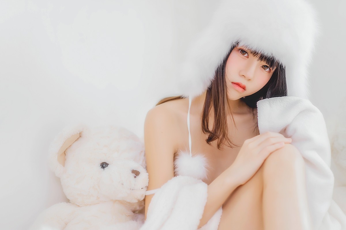 jpxgmn.cc[喵糖映画]Vol.370_齐刘海美少女私房床上白色绒毛吊带睡衣秀白嫩肌肤迷人写真38P