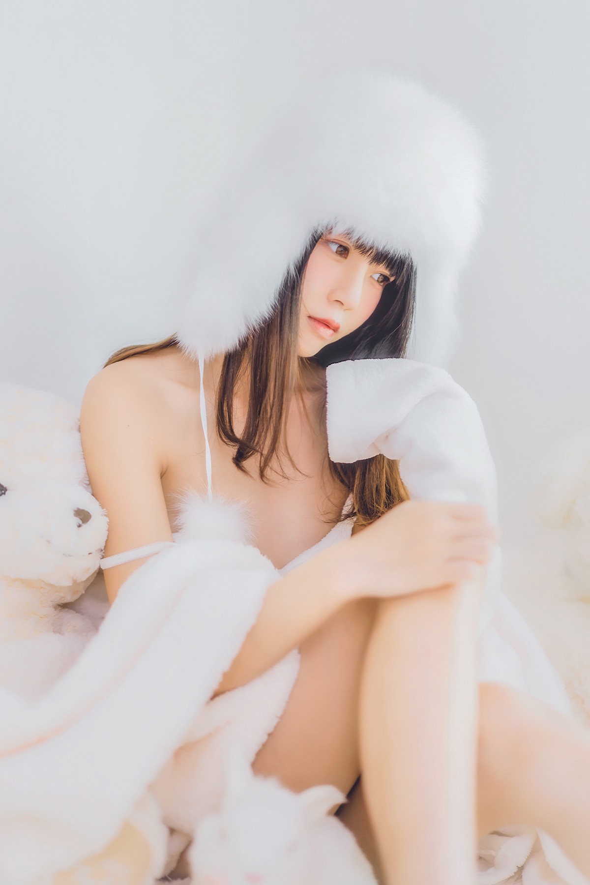 jpxgmn.cc[喵糖映画]Vol.370_齐刘海美少女私房床上白色绒毛吊带睡衣秀白嫩肌肤迷人写真38P