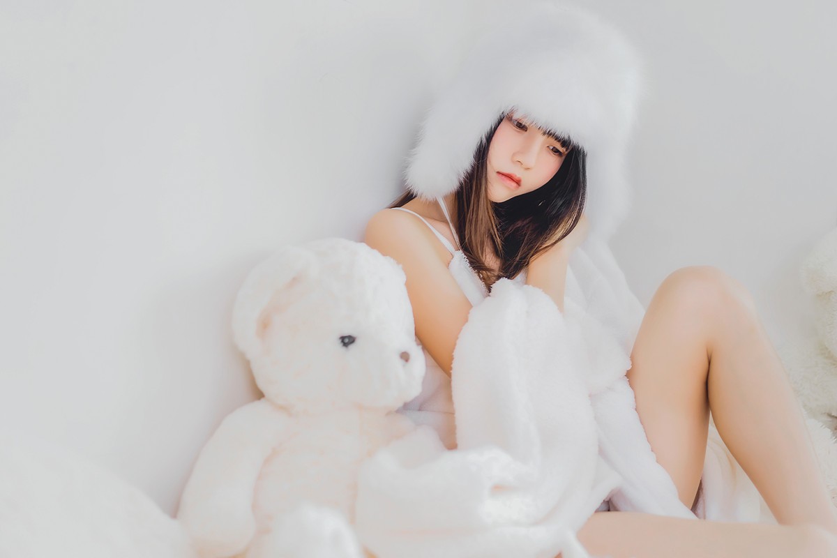 jpxgmn.cc[喵糖映画]Vol.370_齐刘海美少女私房床上白色绒毛吊带睡衣秀白嫩肌肤迷人写真38P