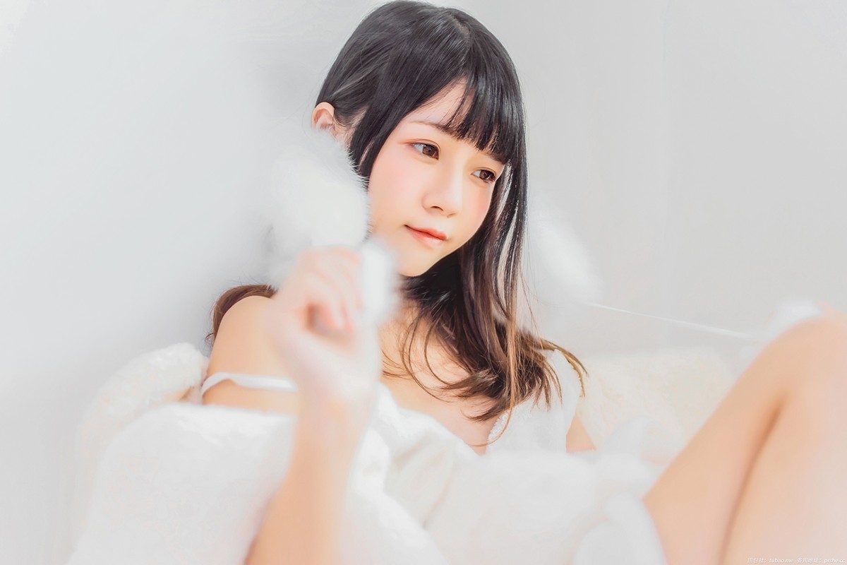 jpxgmn.cc[喵糖映画]Vol.370_齐刘海美少女私房床上白色绒毛吊带睡衣秀白嫩肌肤迷人写真38P