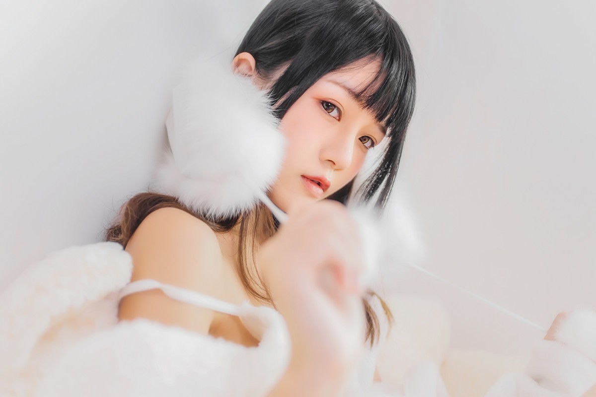 jpxgmn.cc[喵糖映画]Vol.370_齐刘海美少女私房床上白色绒毛吊带睡衣秀白嫩肌肤迷人写真38P