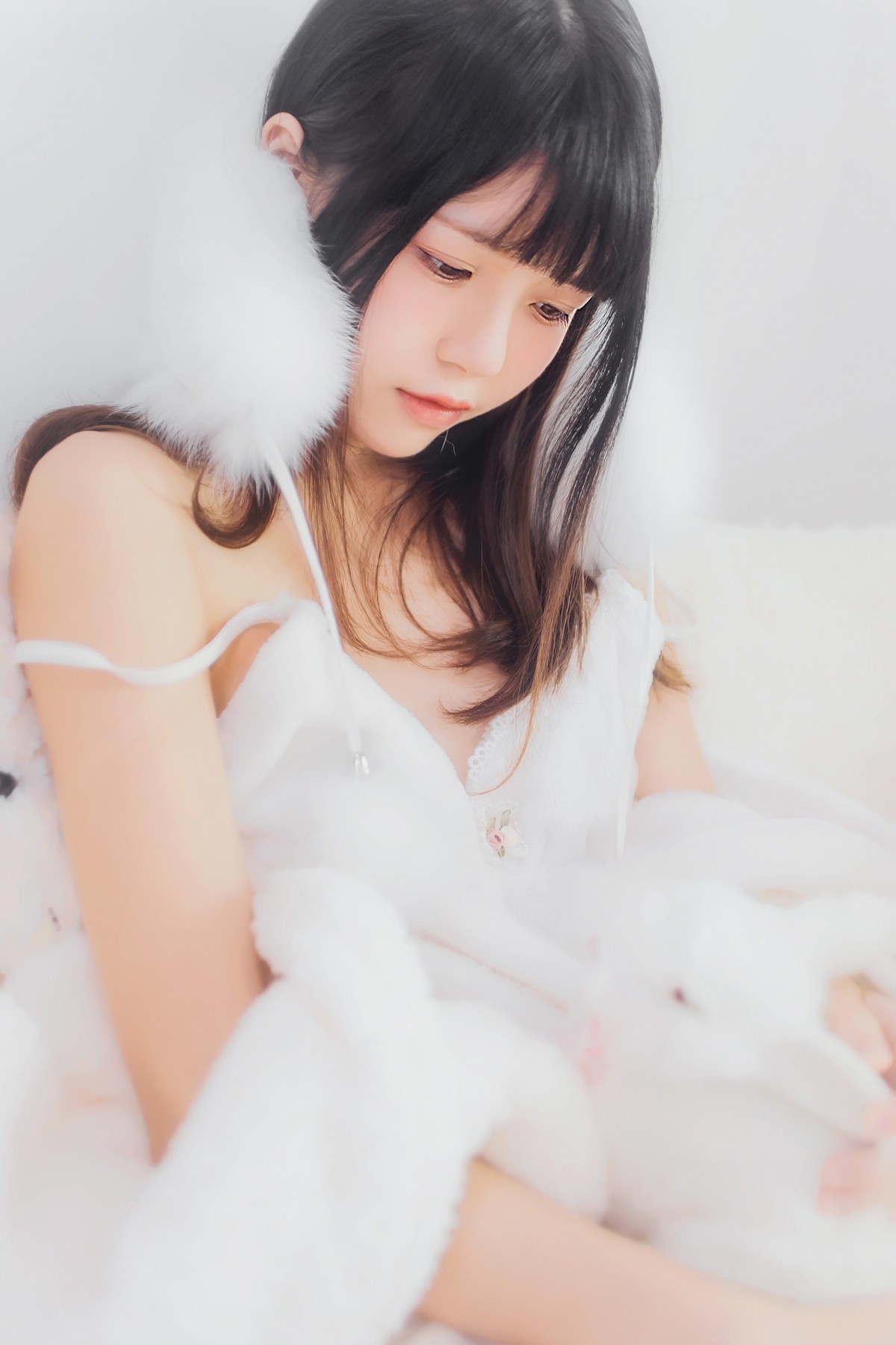 jpxgmn.cc[喵糖映画]Vol.370_齐刘海美少女私房床上白色绒毛吊带睡衣秀白嫩肌肤迷人写真38P