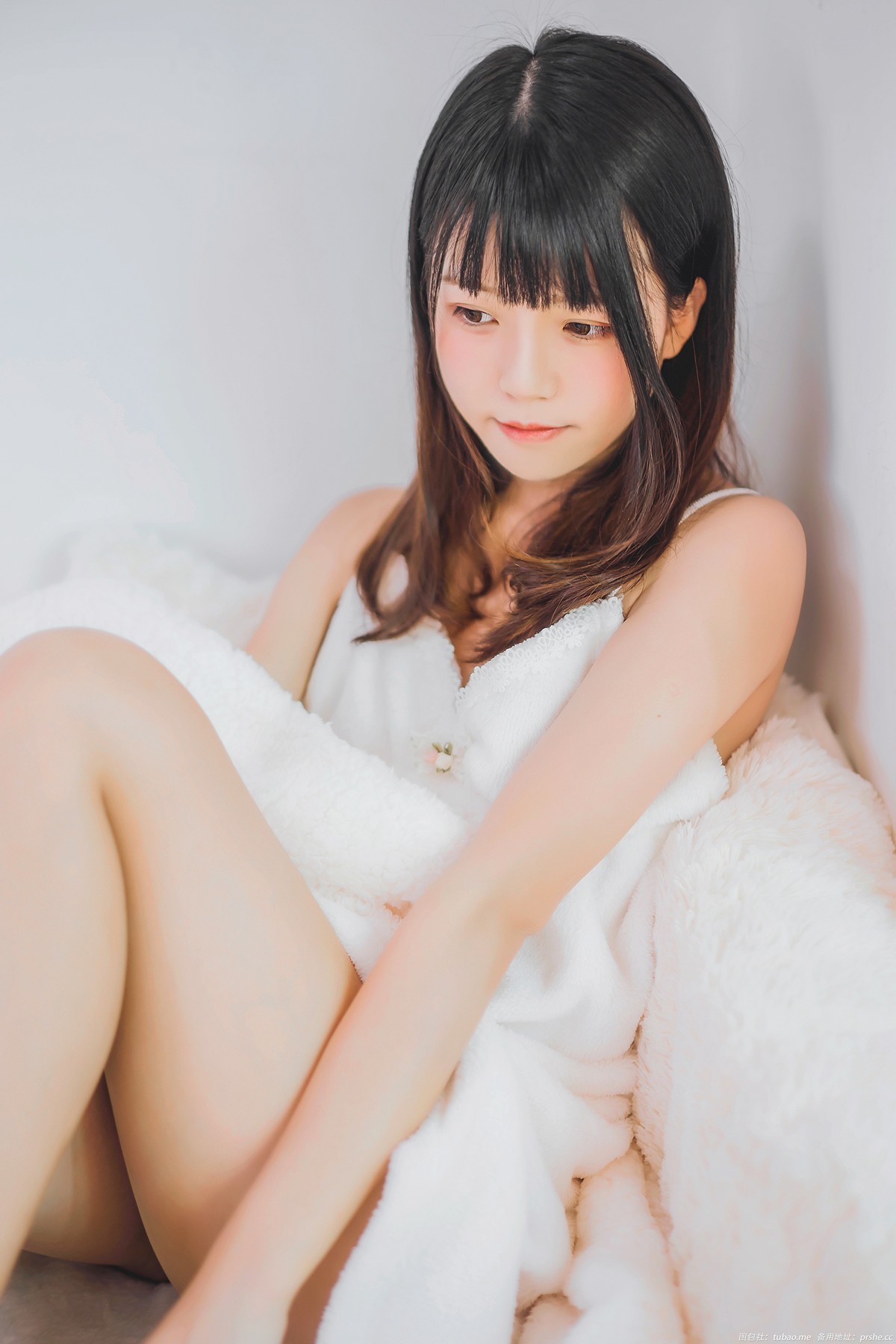 jpxgmn.cc[喵糖映画]Vol.370_齐刘海美少女私房床上白色绒毛吊带睡衣秀白嫩肌肤迷人写真38P