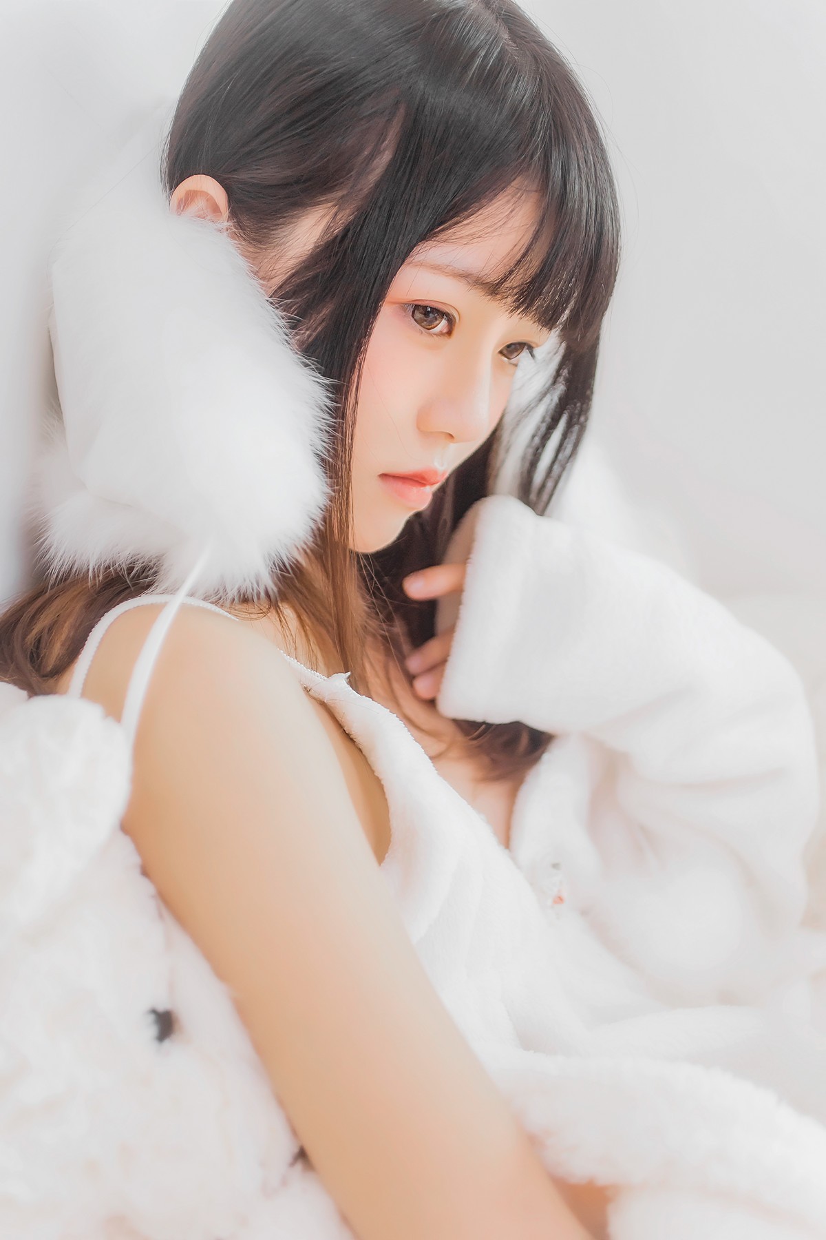 jpxgmn.cc[喵糖映画]Vol.370_齐刘海美少女私房床上白色绒毛吊带睡衣秀白嫩肌肤迷人写真38P