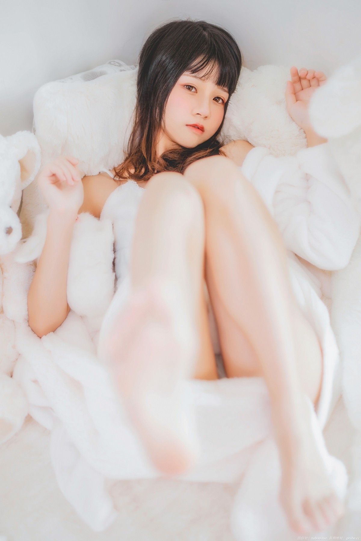 jpxgmn.cc[喵糖映画]Vol.370_齐刘海美少女私房床上白色绒毛吊带睡衣秀白嫩肌肤迷人写真38P