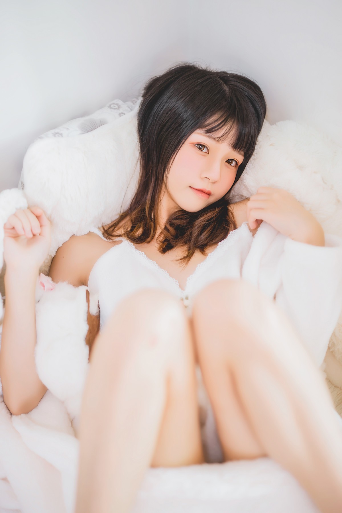 jpxgmn.cc[喵糖映画]Vol.370_齐刘海美少女私房床上白色绒毛吊带睡衣秀白嫩肌肤迷人写真38P
