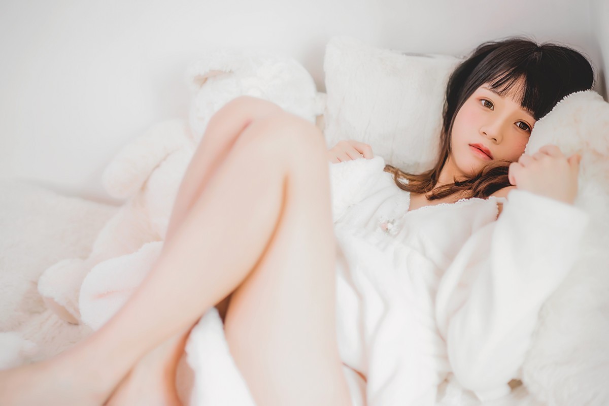 jpxgmn.cc[喵糖映画]Vol.370_齐刘海美少女私房床上白色绒毛吊带睡衣秀白嫩肌肤迷人写真38P