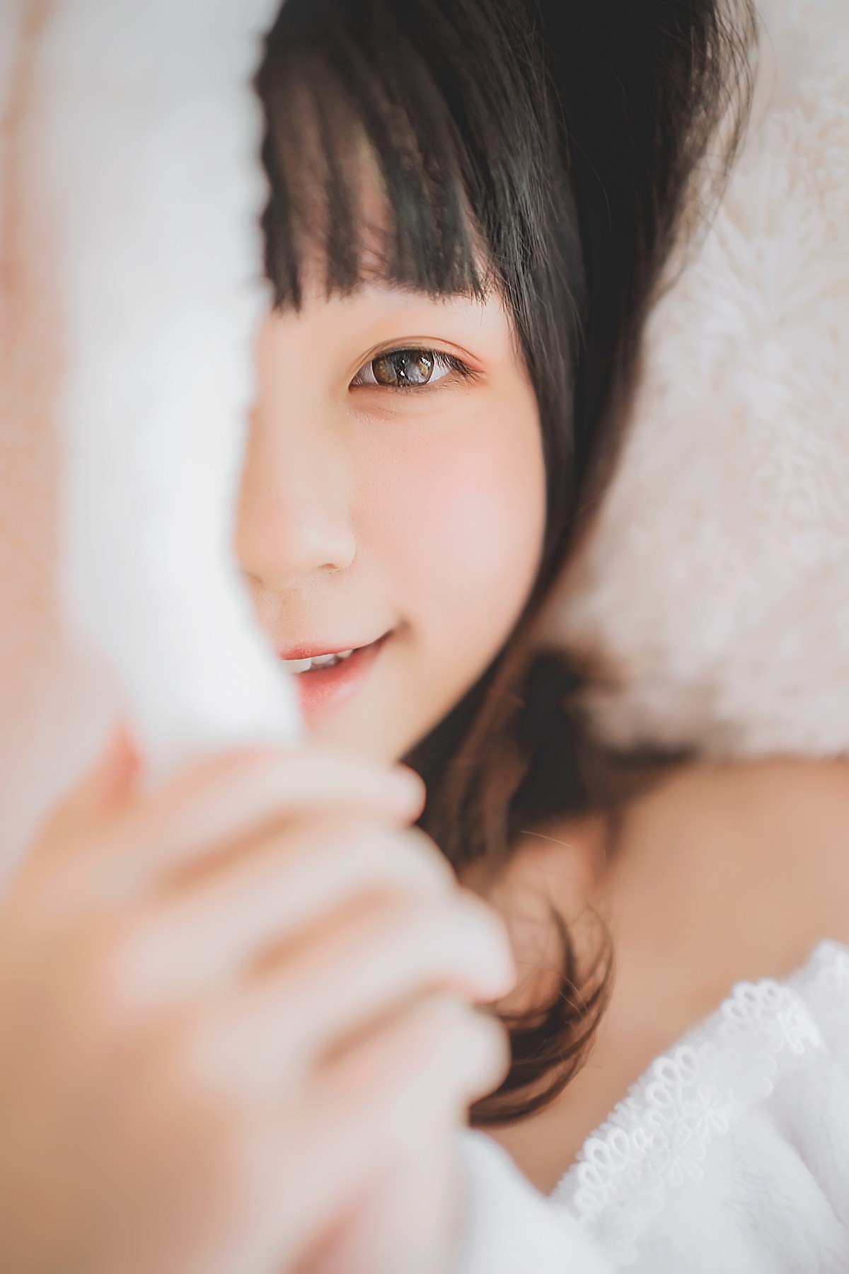 jpxgmn.cc[喵糖映画]Vol.370_齐刘海美少女私房床上白色绒毛吊带睡衣秀白嫩肌肤迷人写真38P