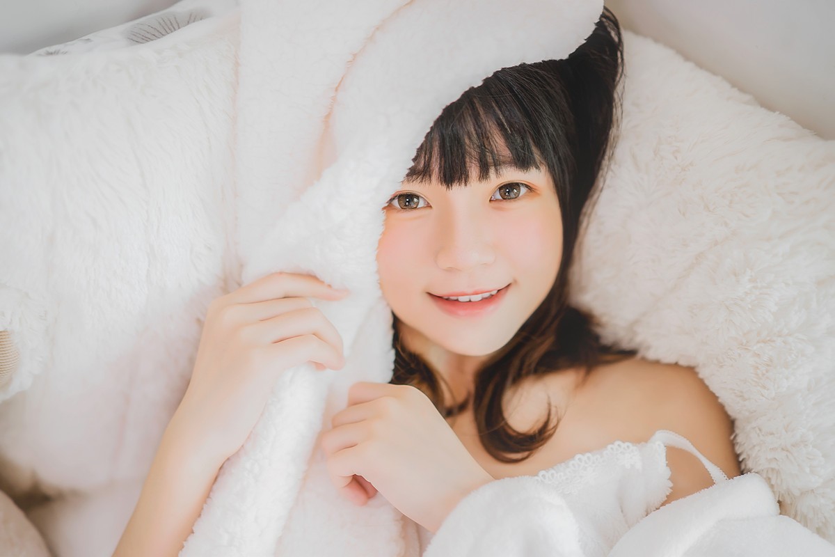 jpxgmn.cc[喵糖映画]Vol.370_齐刘海美少女私房床上白色绒毛吊带睡衣秀白嫩肌肤迷人写真38P