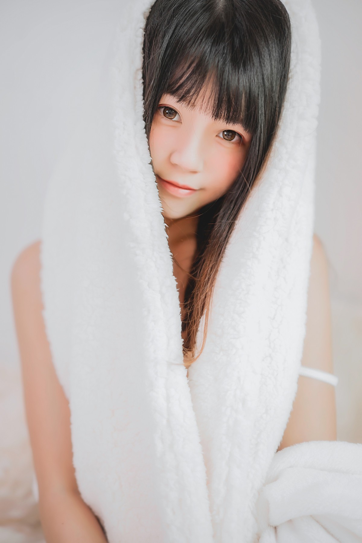 jpxgmn.cc[喵糖映画]Vol.370_齐刘海美少女私房床上白色绒毛吊带睡衣秀白嫩肌肤迷人写真38P