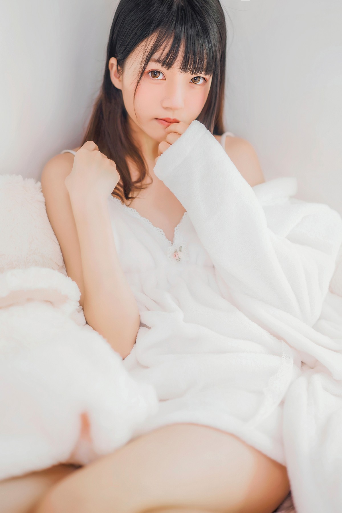 jpxgmn.cc[喵糖映画]Vol.370_齐刘海美少女私房床上白色绒毛吊带睡衣秀白嫩肌肤迷人写真38P