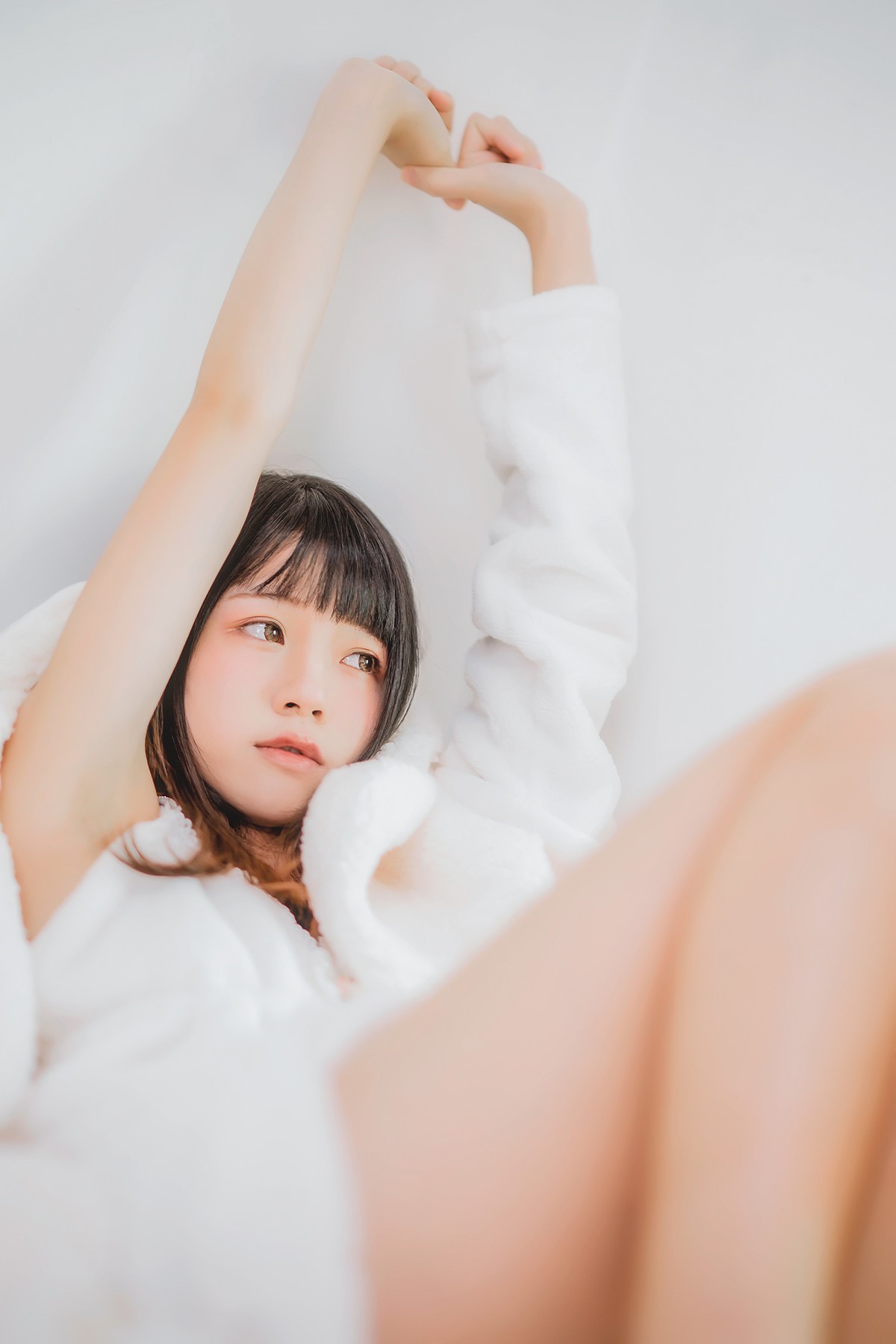 jpxgmn.cc[喵糖映画]Vol.370_齐刘海美少女私房床上白色绒毛吊带睡衣秀白嫩肌肤迷人写真38P