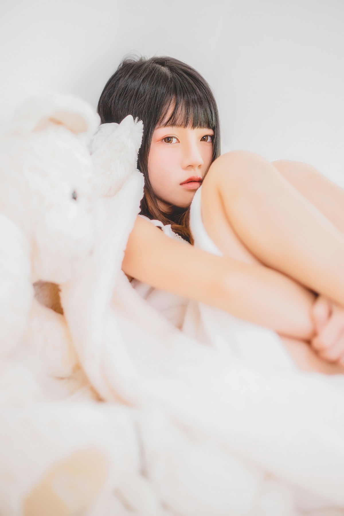 jpxgmn.cc[喵糖映画]Vol.370_齐刘海美少女私房床上白色绒毛吊带睡衣秀白嫩肌肤迷人写真38P