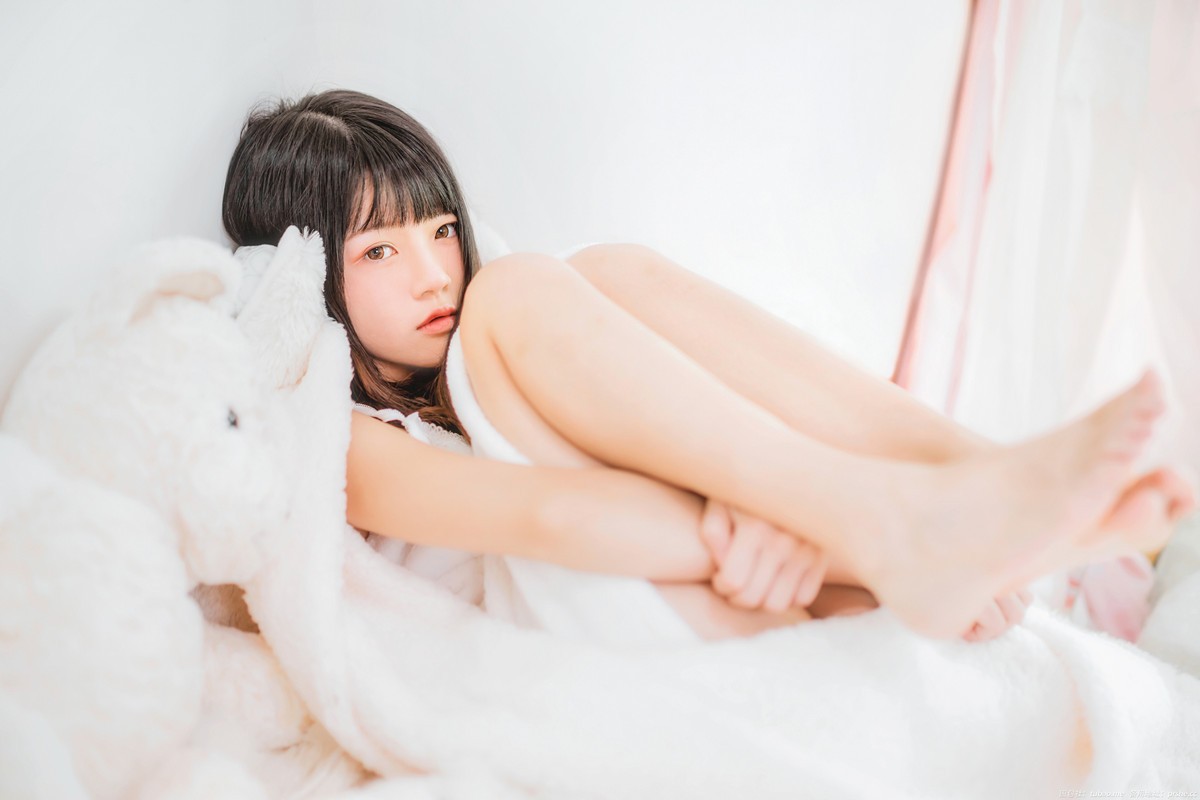 jpxgmn.cc[喵糖映画]Vol.370_齐刘海美少女私房床上白色绒毛吊带睡衣秀白嫩肌肤迷人写真38P