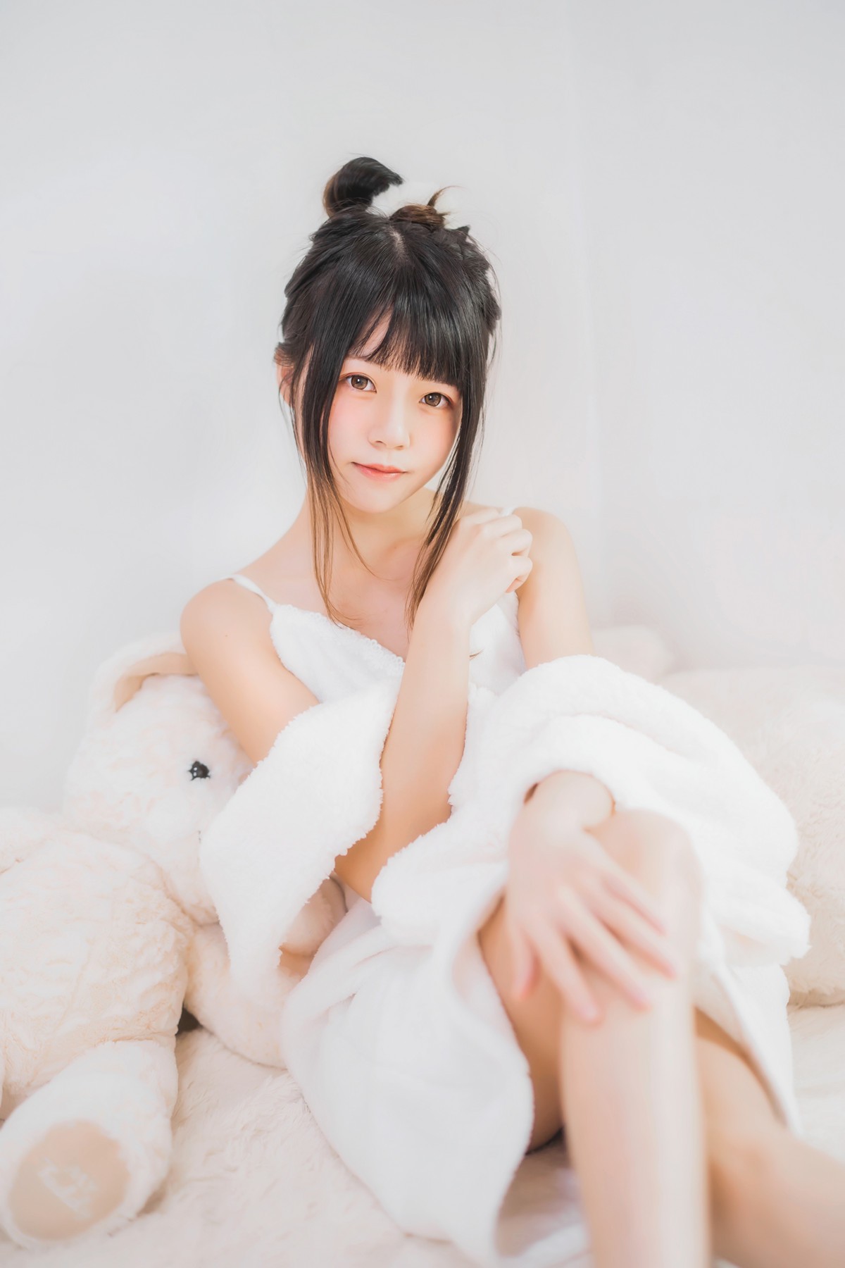 jpxgmn.cc[喵糖映画]Vol.370_齐刘海美少女私房床上白色绒毛吊带睡衣秀白嫩肌肤迷人写真38P