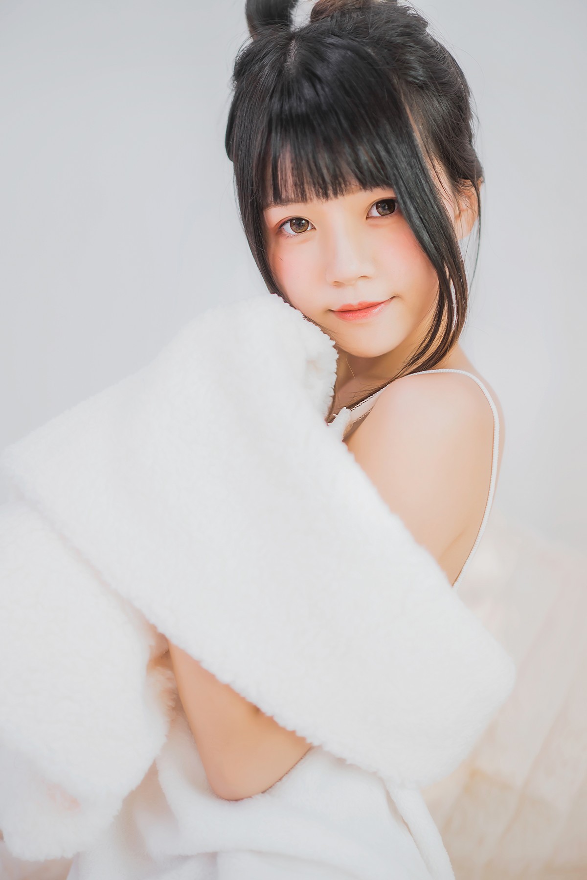 jpxgmn.cc[喵糖映画]Vol.370_齐刘海美少女私房床上白色绒毛吊带睡衣秀白嫩肌肤迷人写真38P