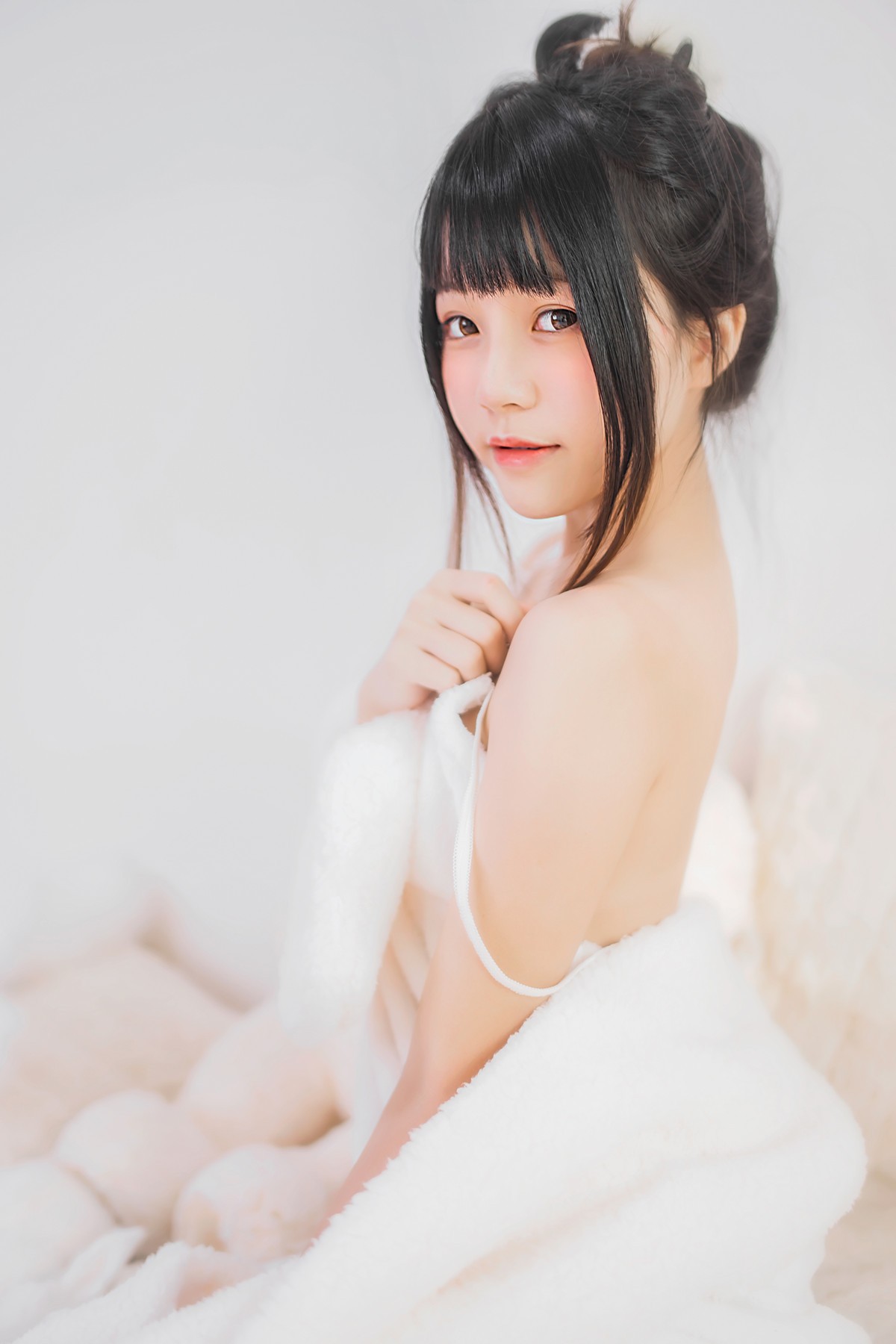 jpxgmn.cc[喵糖映画]Vol.370_齐刘海美少女私房床上白色绒毛吊带睡衣秀白嫩肌肤迷人写真38P