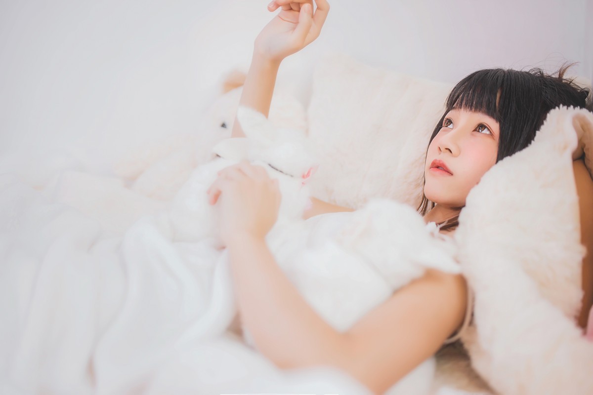 jpxgmn.cc[喵糖映画]Vol.370_齐刘海美少女私房床上白色绒毛吊带睡衣秀白嫩肌肤迷人写真38P