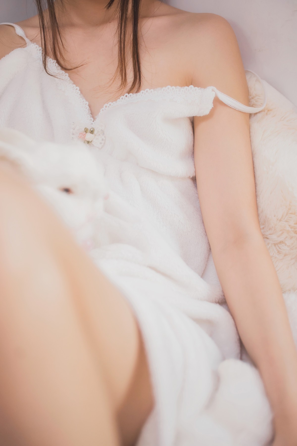 jpxgmn.cc[喵糖映画]Vol.370_齐刘海美少女私房床上白色绒毛吊带睡衣秀白嫩肌肤迷人写真38P