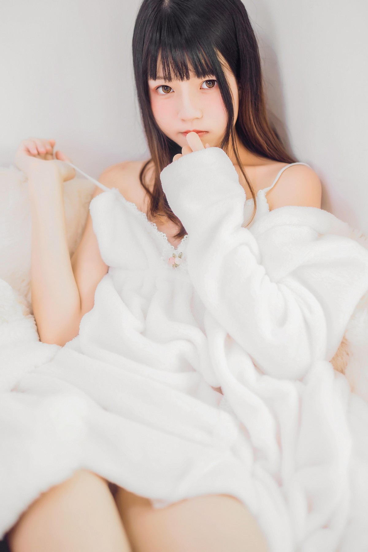 jpxgmn.cc[喵糖映画]Vol.370_齐刘海美少女私房床上白色绒毛吊带睡衣秀白嫩肌肤迷人写真38P