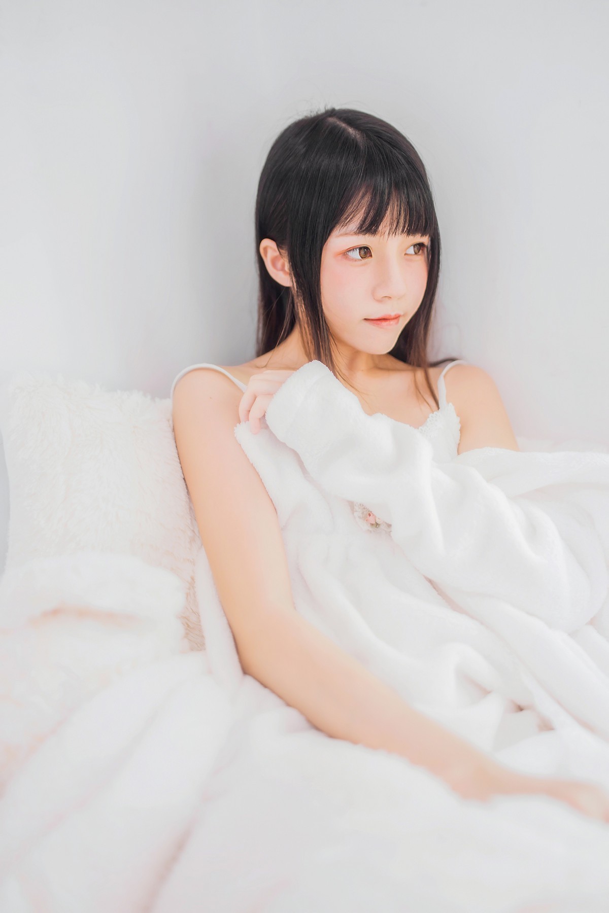 jpxgmn.cc[喵糖映画]Vol.370_齐刘海美少女私房床上白色绒毛吊带睡衣秀白嫩肌肤迷人写真38P