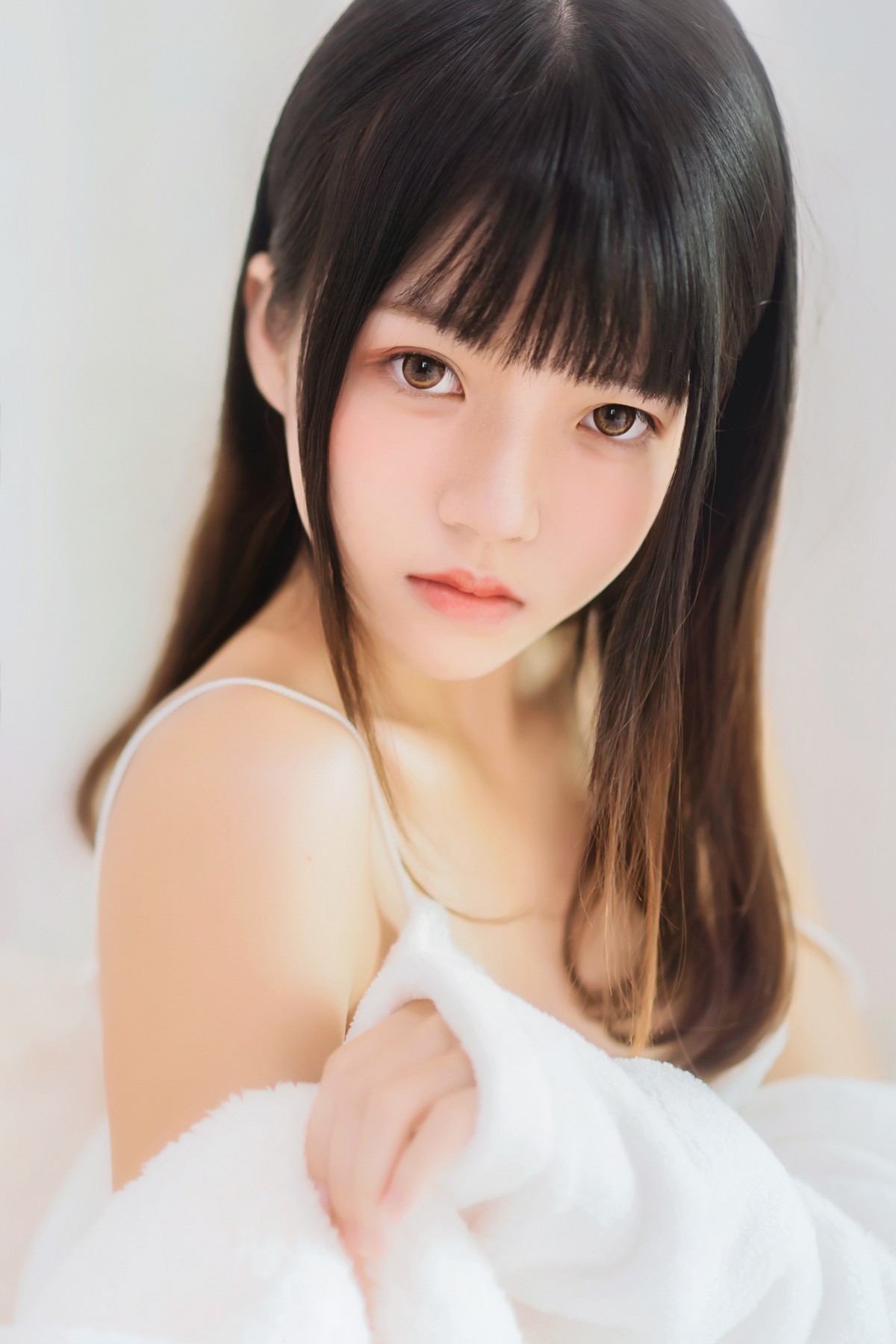 jpxgmn.cc[喵糖映画]Vol.370_齐刘海美少女私房床上白色绒毛吊带睡衣秀白嫩肌肤迷人写真38P