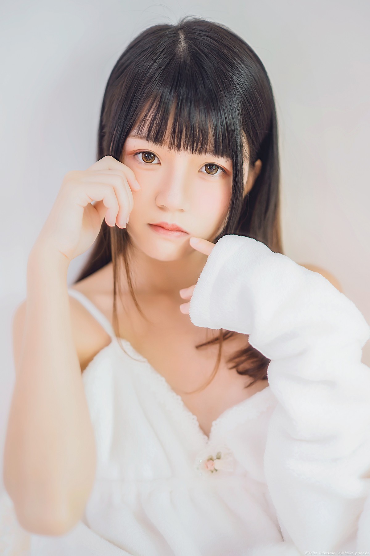 jpxgmn.cc[喵糖映画]Vol.370_齐刘海美少女私房床上白色绒毛吊带睡衣秀白嫩肌肤迷人写真38P