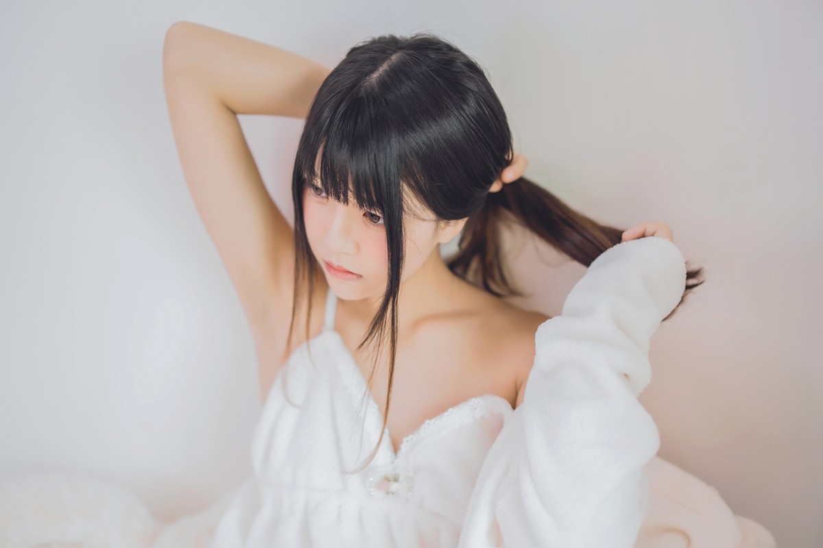 jpxgmn.cc[喵糖映画]Vol.370_齐刘海美少女私房床上白色绒毛吊带睡衣秀白嫩肌肤迷人写真38P
