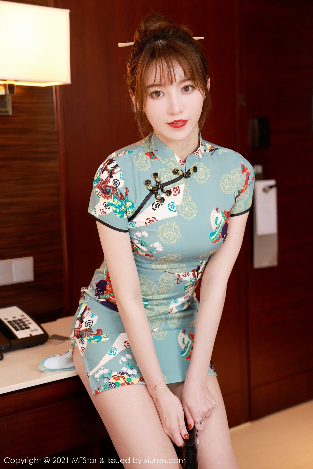 jpxgmn.cc[MFStar模范学院]Vol.471_嫩模yoo优优三亚旅拍私房古韵旗袍配肉丝裤袜极致魅惑写真64P