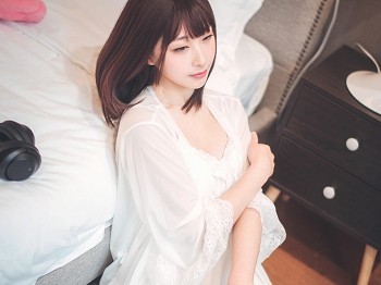 Vol.371_短发美少女卧室情人主题性感白色薄纱睡衣秀白皙美腿骚扰写真32P