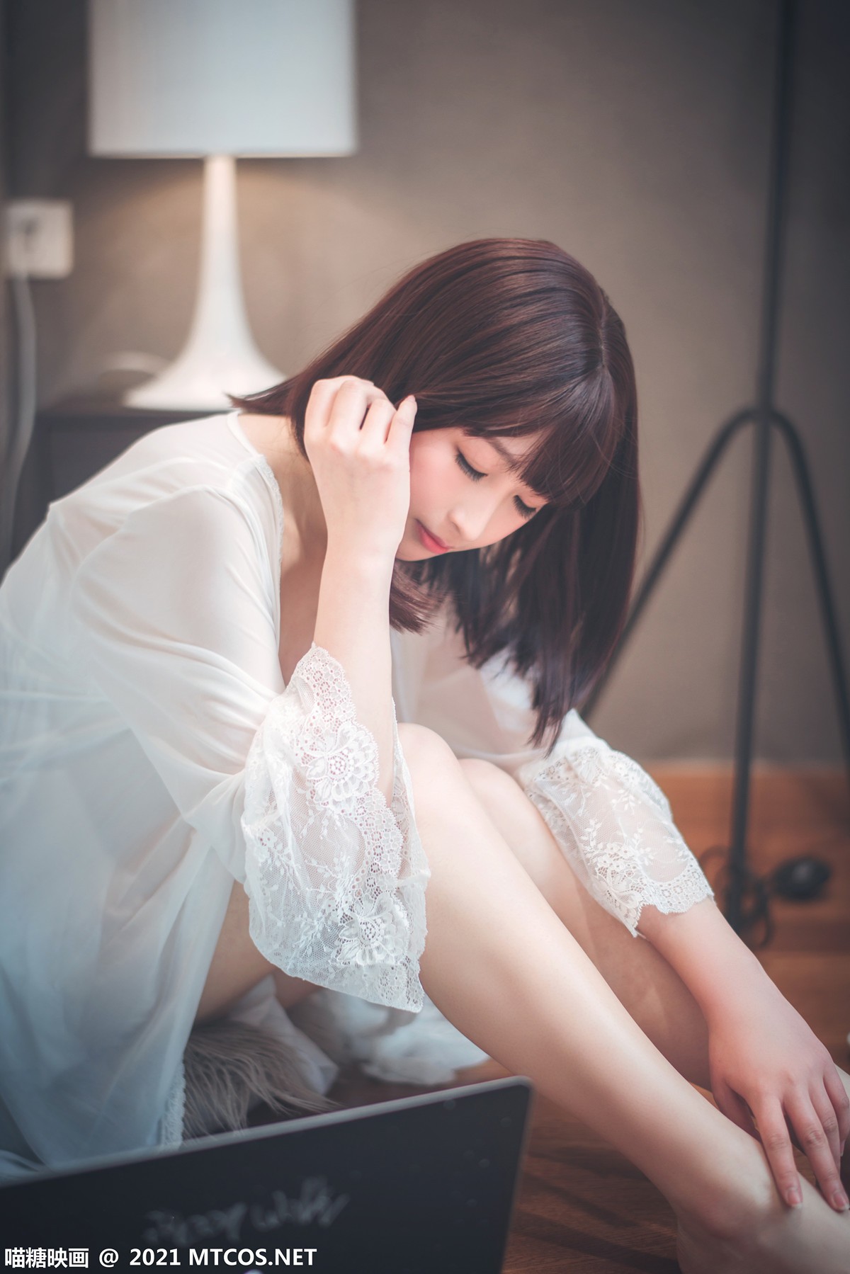 jpxgmn.cc[喵糖映画]Vol.371_短发美少女居家女友主题性感白色薄纱睡衣秀白嫩美腿诱惑写真32P