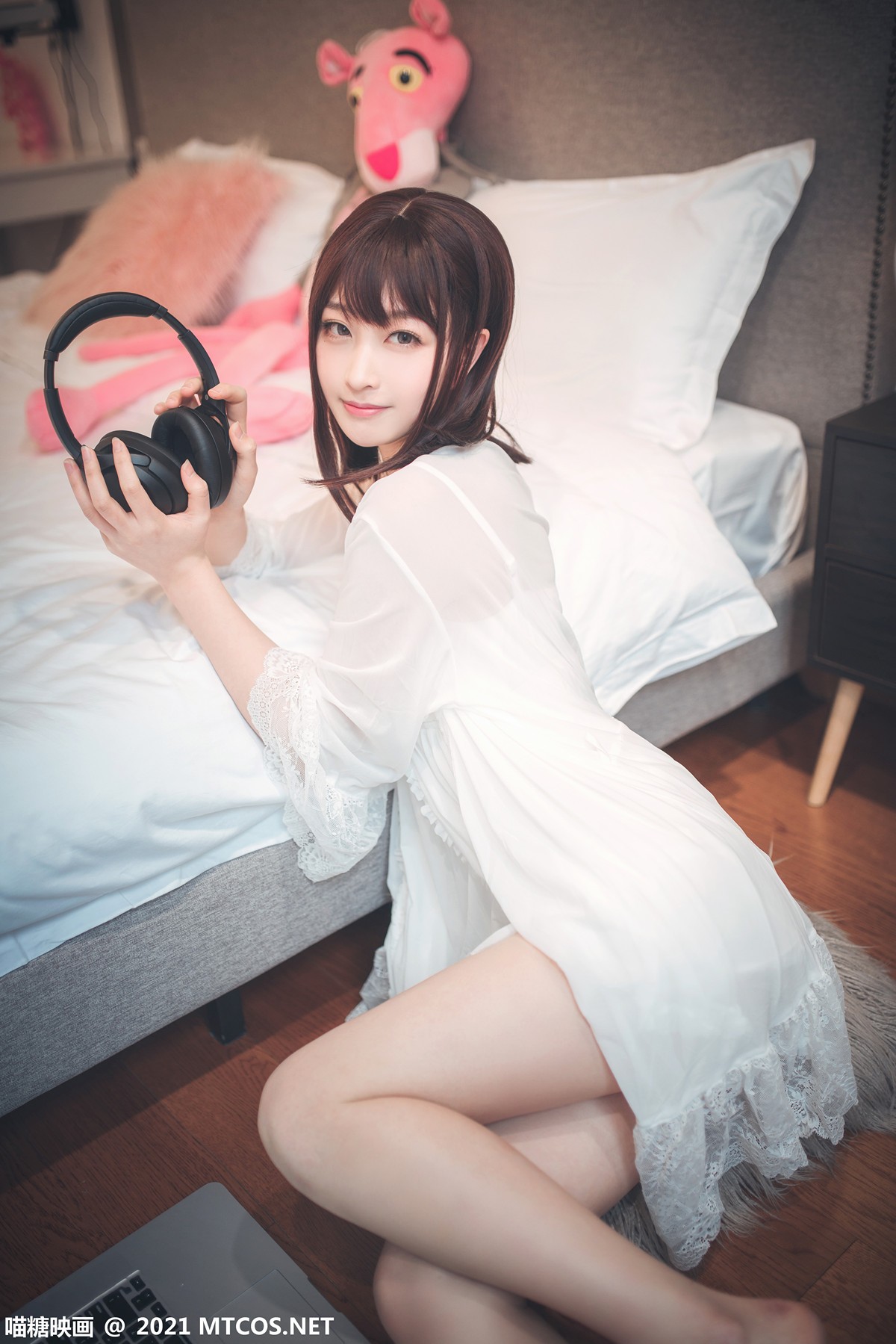 jpxgmn.cc[喵糖映画]Vol.371_短发美少女居家女友主题性感白色薄纱睡衣秀白嫩美腿诱惑写真32P