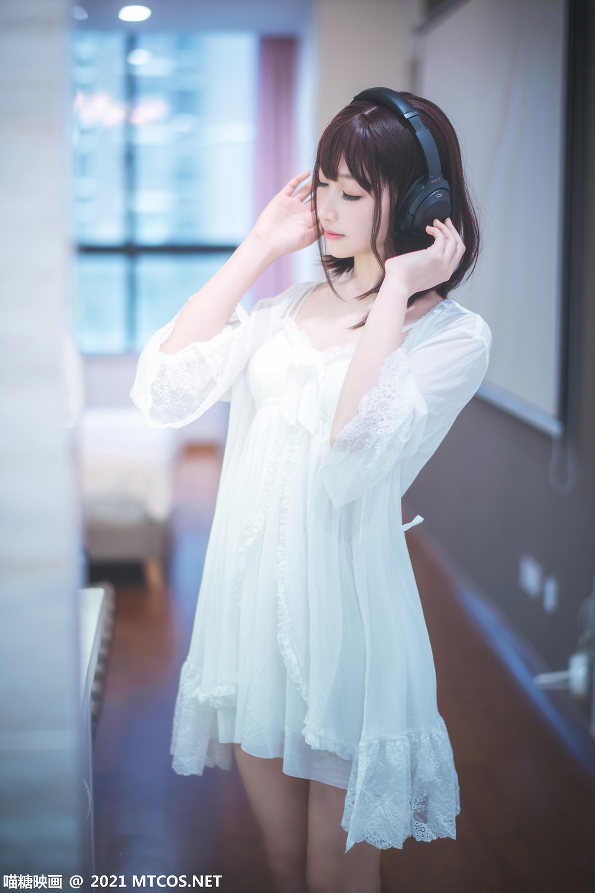 jpxgmn.cc[喵糖映画]Vol.371_短发美少女居家女友主题性感白色薄纱睡衣秀白嫩美腿诱惑写真32P
