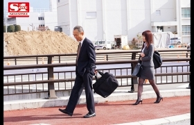美少女「潮美舞」惨遭和主管温泉旅馆睡同房