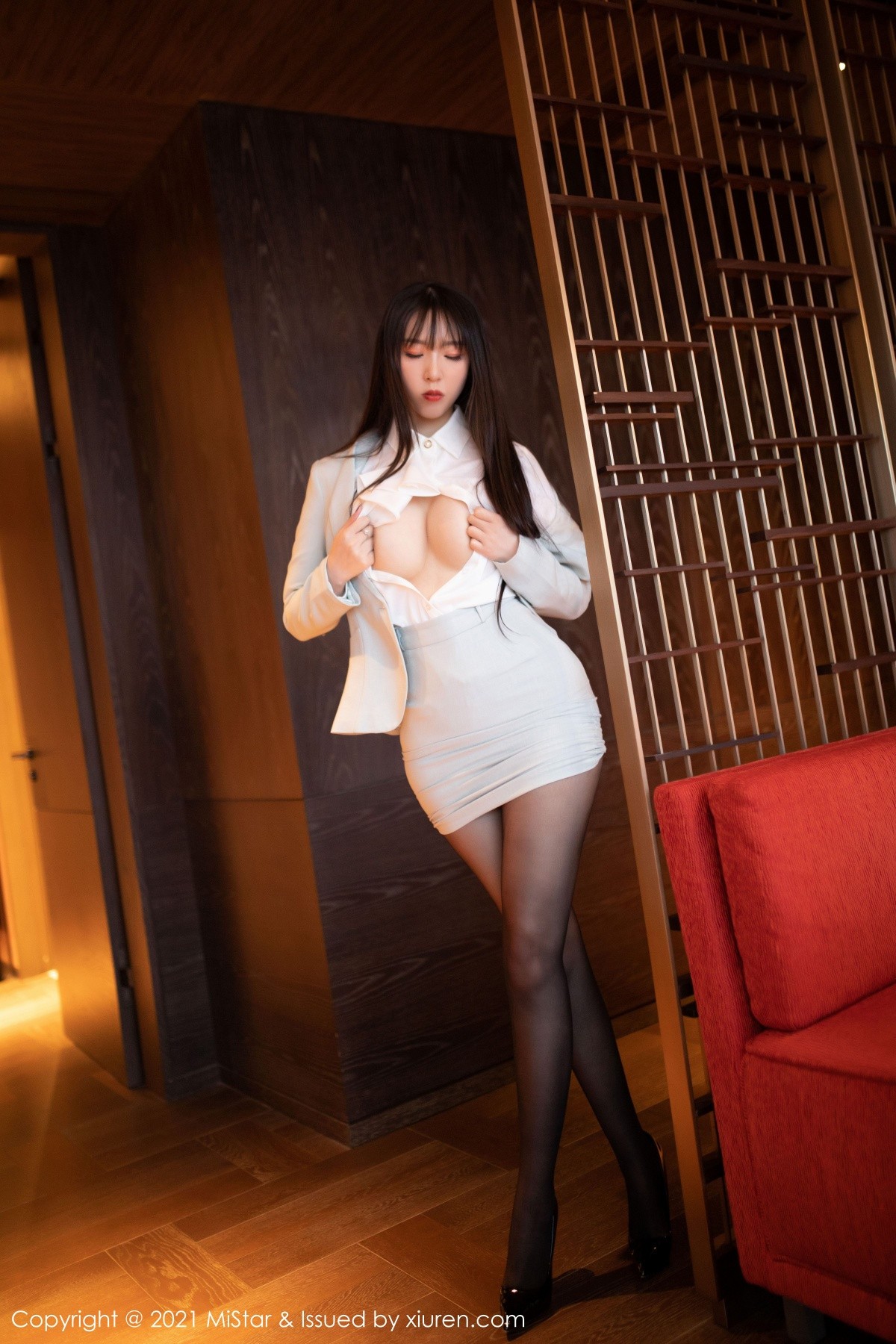 jpxgmn.cc[MiStar魅妍社]Vol.328_嫩模小波多职场制服黑丝OL主题半撩露无内黑丝裤袜诱惑写真46P