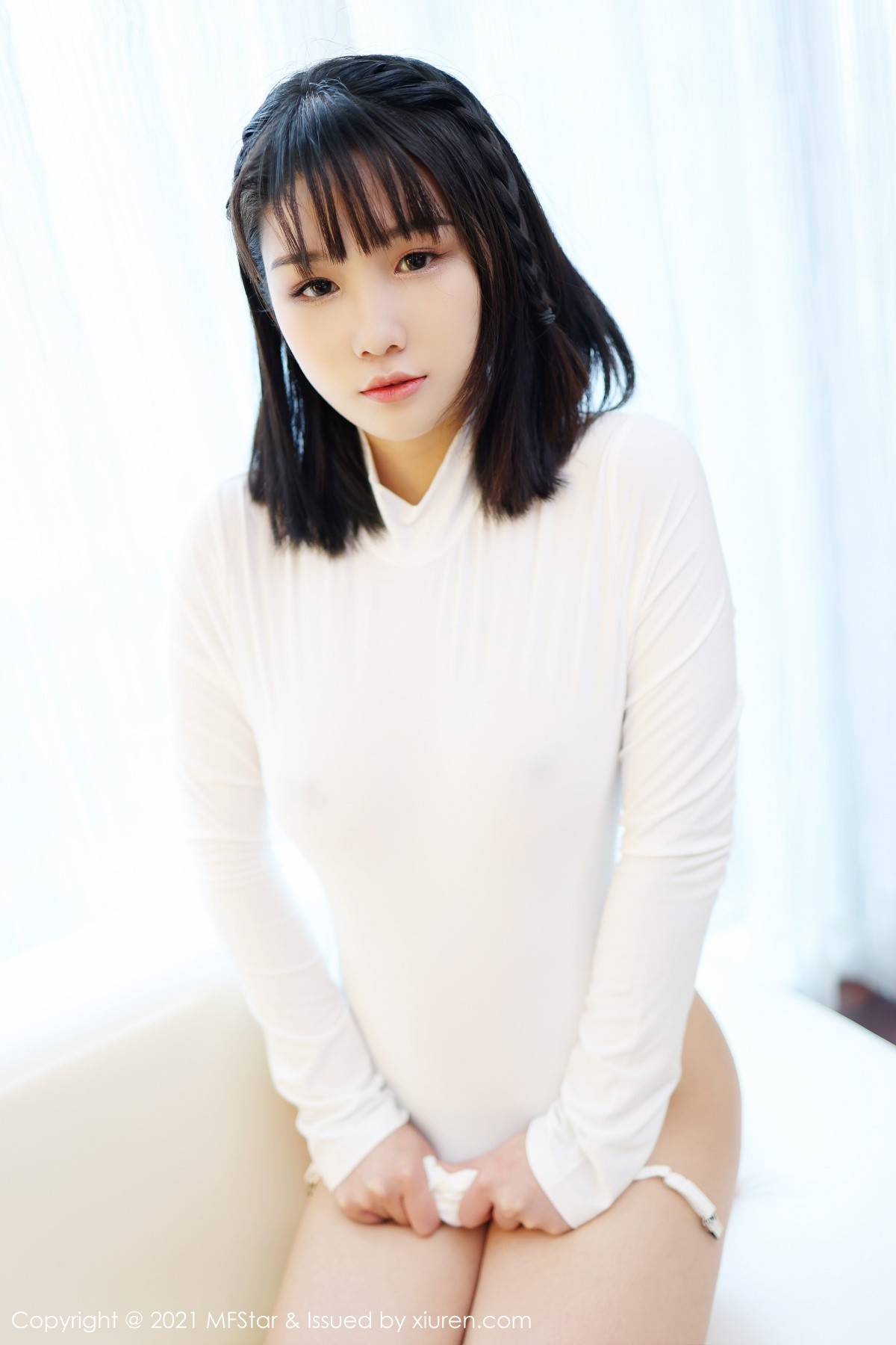 jpxgmn.cc[MFStar模范学院]Vol.473_新人模特果果吖私房性感白色服饰半脱黑色内裤诱惑写真40P