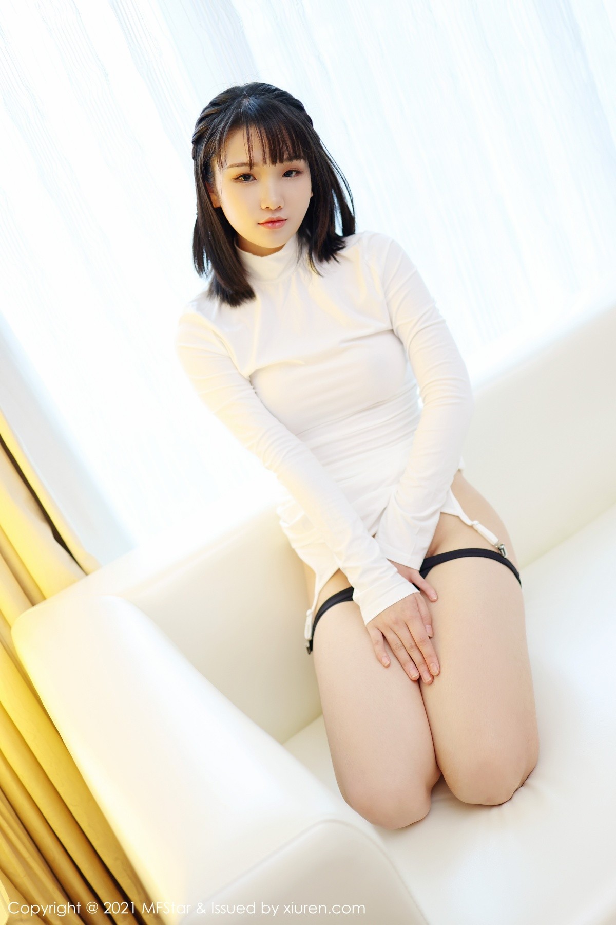 jpxgmn.cc[MFStar模范学院]Vol.473_新人模特果果吖私房性感白色服饰半脱黑色内裤诱惑写真40P