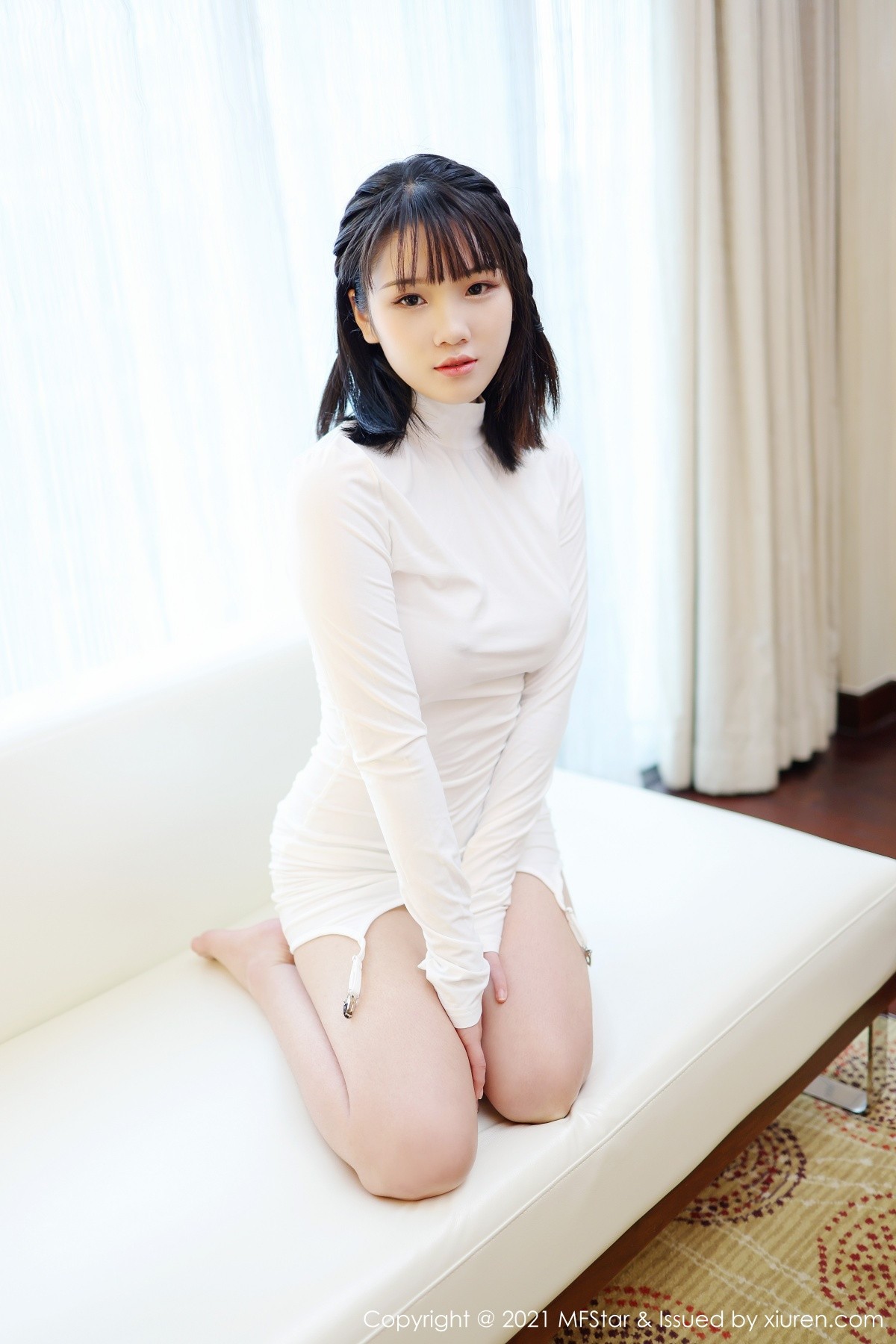 jpxgmn.cc[MFStar模范学院]Vol.473_新人模特果果吖私房性感白色服饰半脱黑色内裤诱惑写真40P
