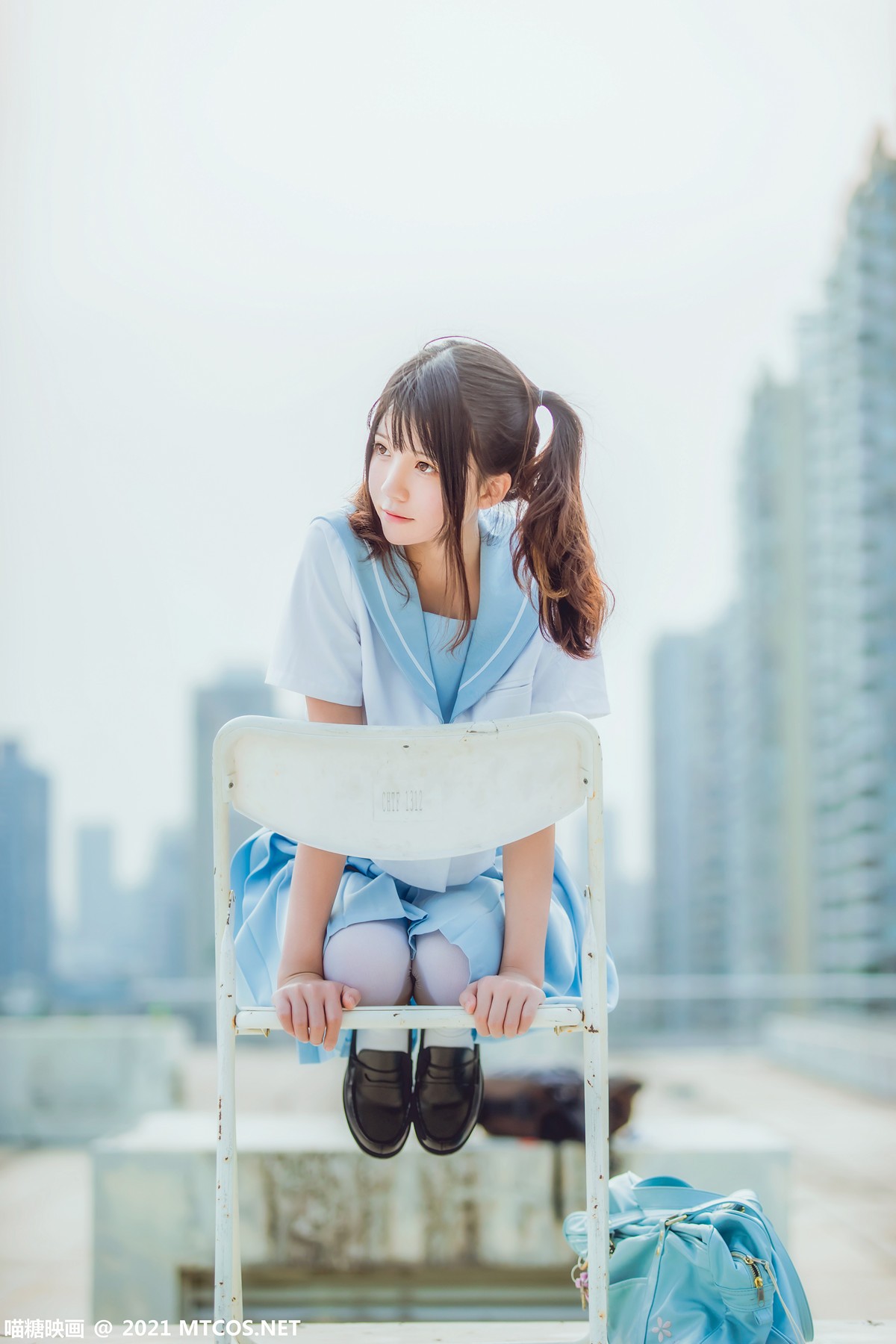 jpxgmn.cc[喵糖映画]Vol.374_双马尾美少女天台上性感女子高中生服饰配白丝袜迷人写真20P