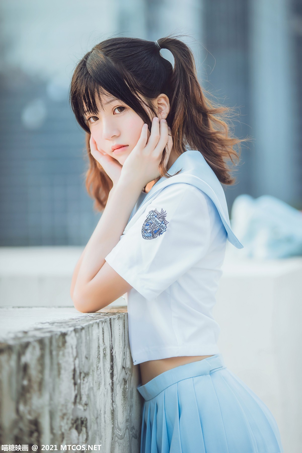 jpxgmn.cc[喵糖映画]Vol.374_双马尾美少女天台上性感女子高中生服饰配白丝袜迷人写真20P