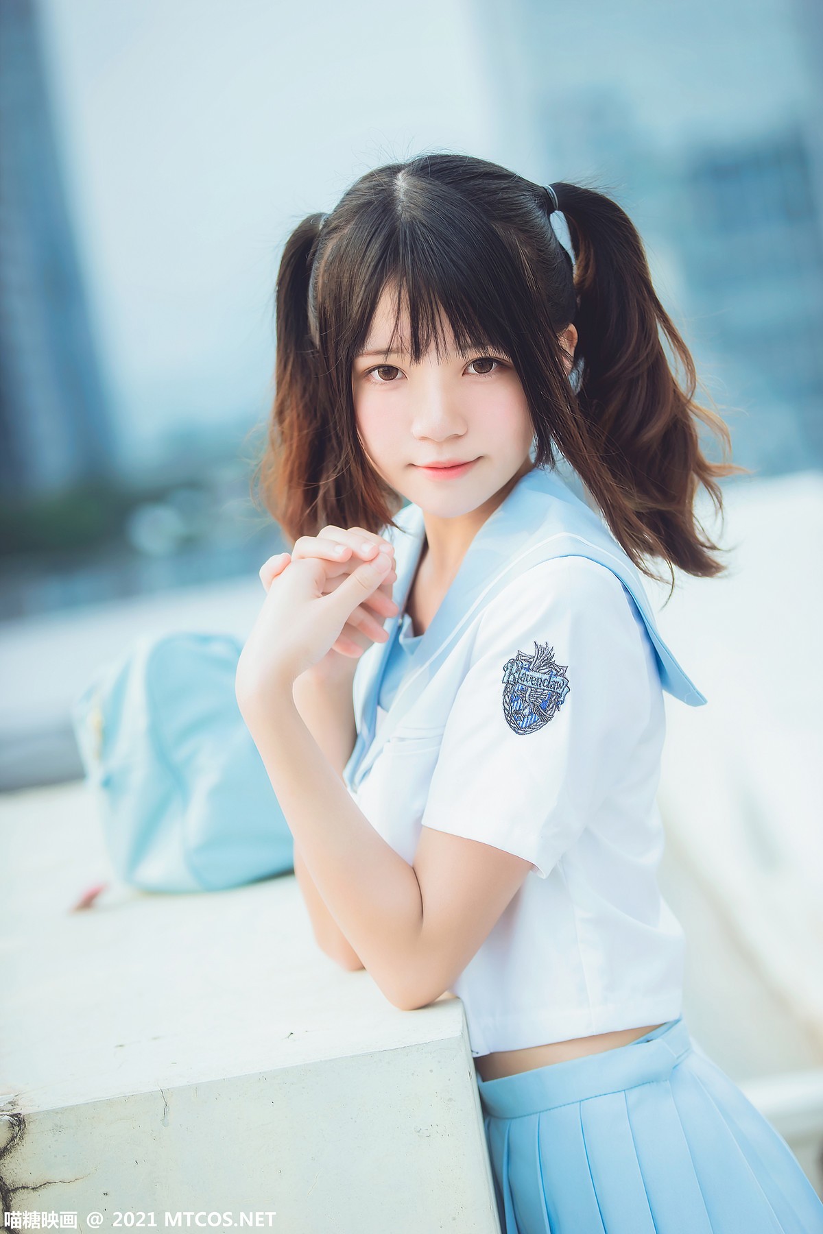 jpxgmn.cc[喵糖映画]Vol.374_双马尾美少女天台上性感女子高中生服饰配白丝袜迷人写真20P