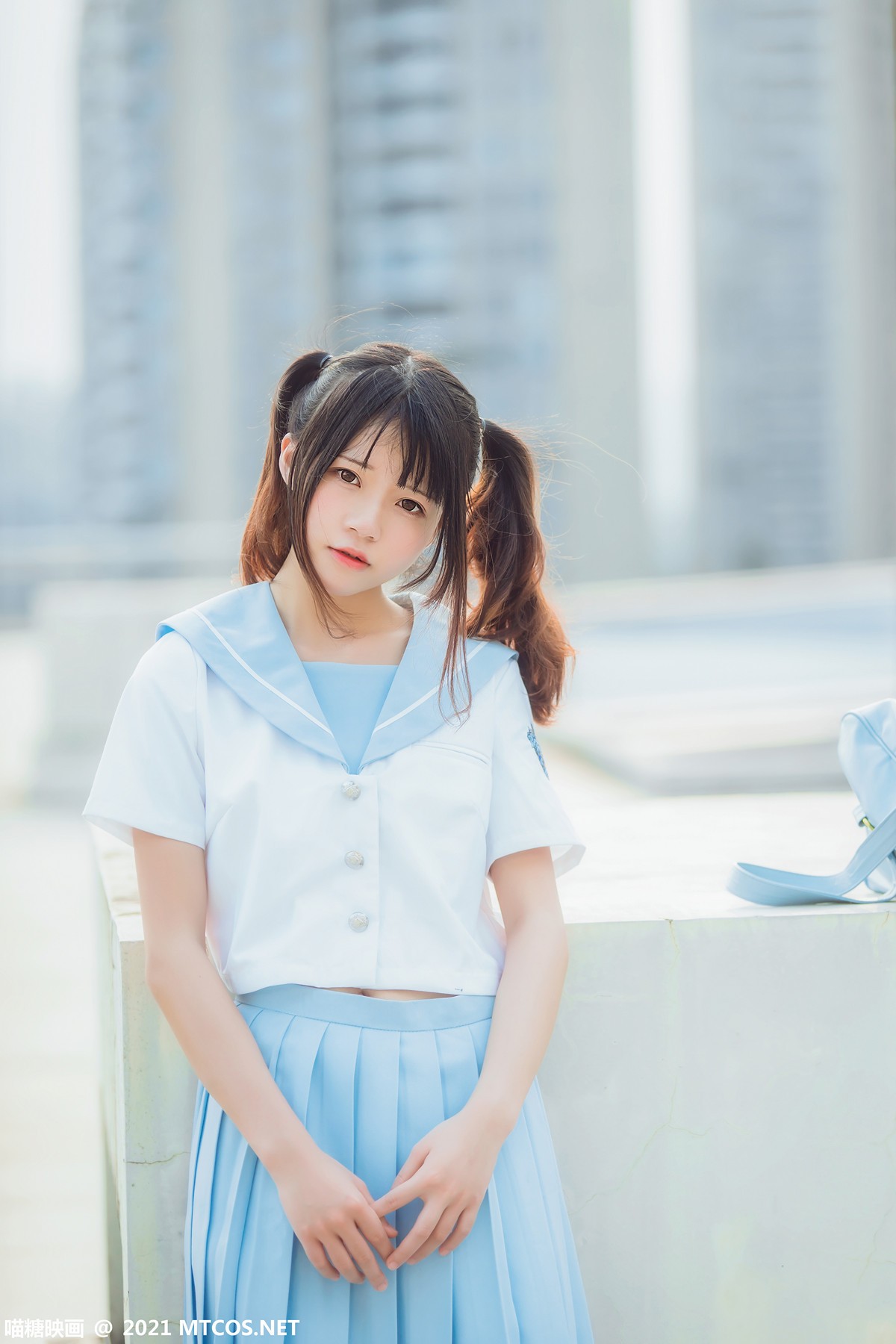 jpxgmn.cc[喵糖映画]Vol.374_双马尾美少女天台上性感女子高中生服饰配白丝袜迷人写真20P