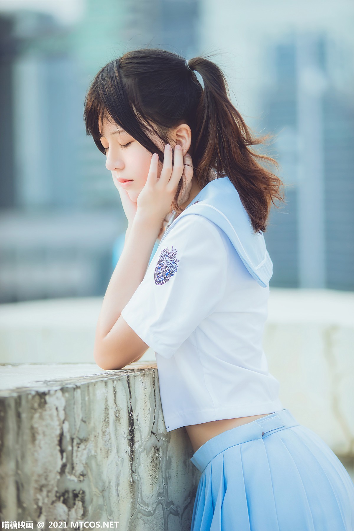 jpxgmn.cc[喵糖映画]Vol.374_双马尾美少女天台上性感女子高中生服饰配白丝袜迷人写真20P