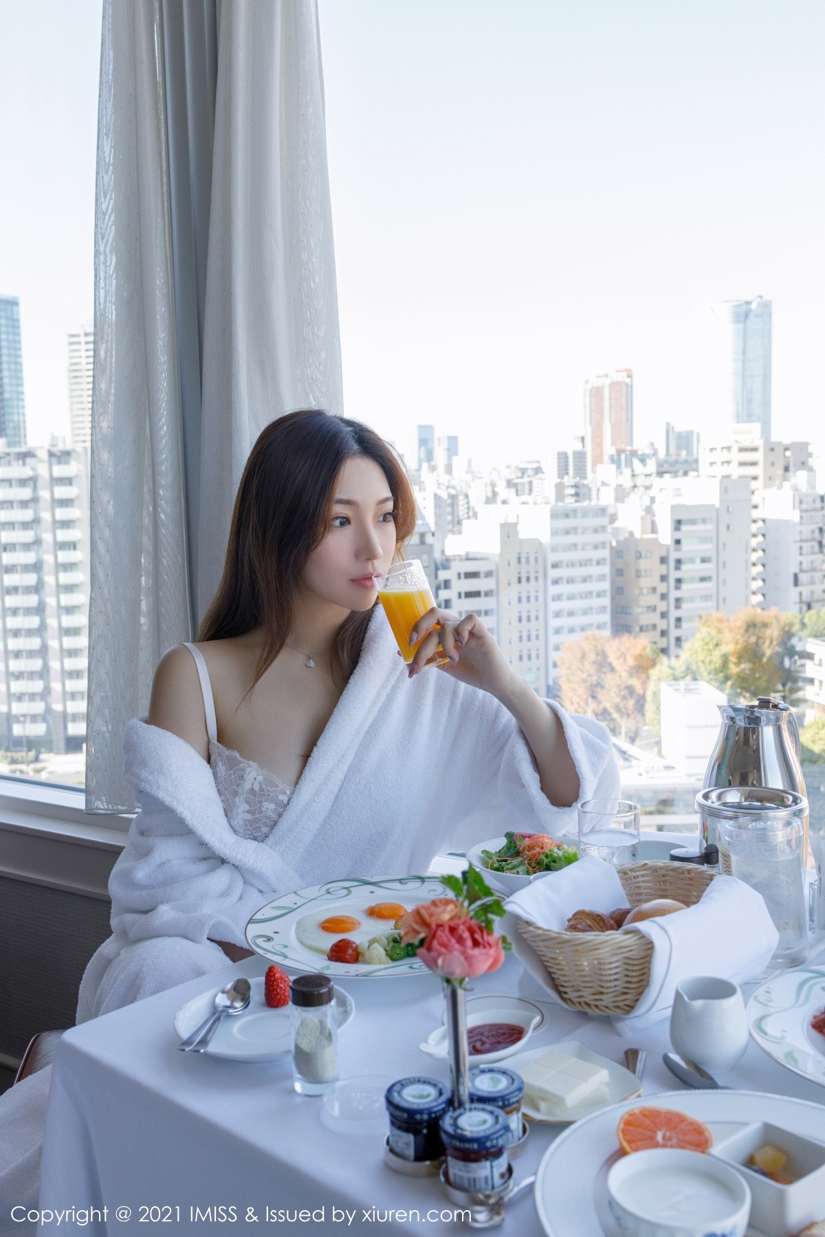 jpxgmn.cc[IMISS爱蜜社]Vol.568_女神小狐狸Kathryn私房床上白色内衣配肉丝裤袜秀翘臀诱惑写真48P