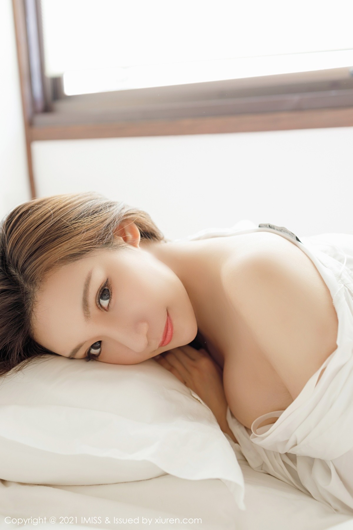 jpxgmn.cc[IMISS爱蜜社]Vol.568_女神小狐狸Kathryn私房床上白色内衣配肉丝裤袜秀翘臀诱惑写真48P