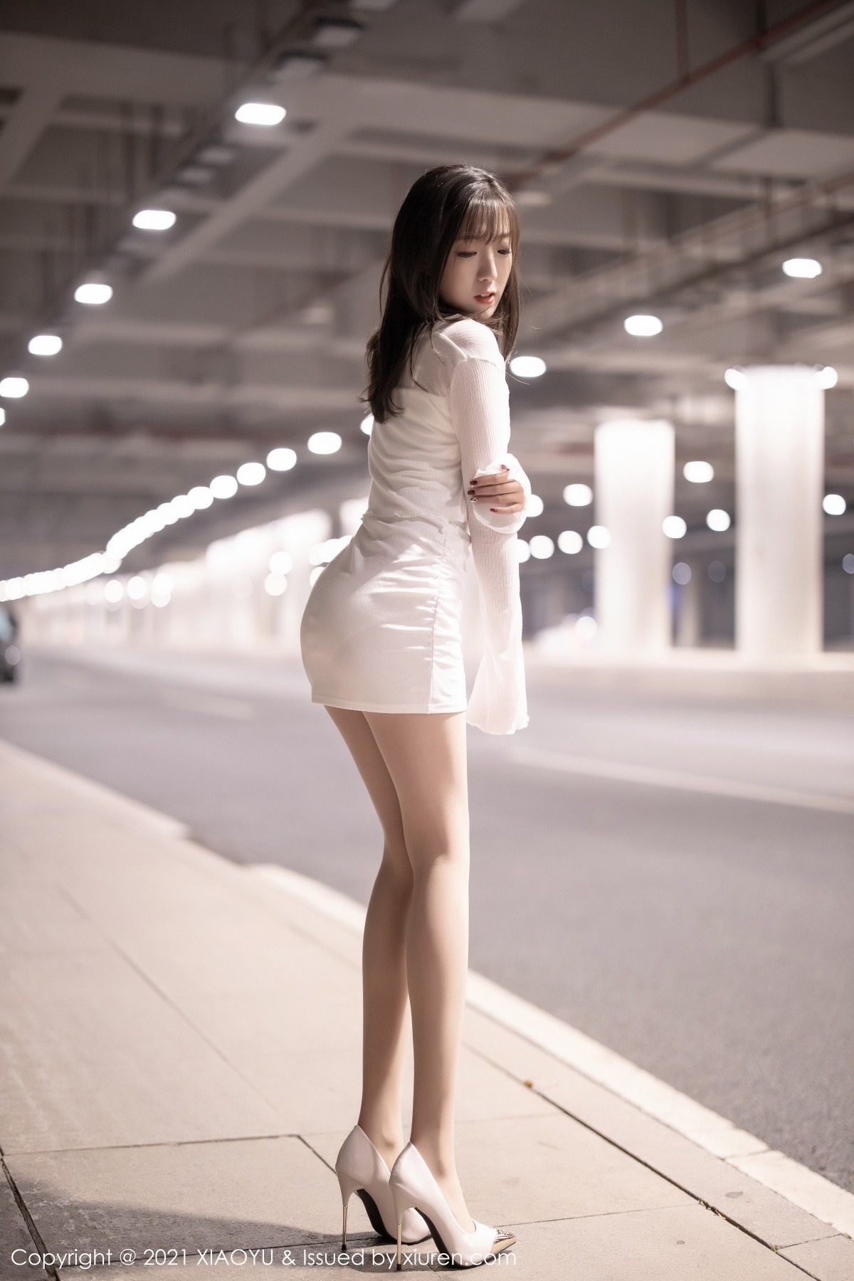 jpxgmn.cc[XiaoYu画语界]Vol.496_嫩模蜜桃酱o白色绸缎吊裙配无内肉丝裤袜秀翘臀屁沟诱惑写真77P