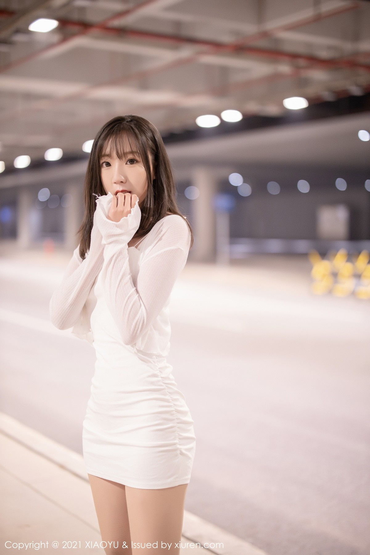 jpxgmn.cc[XiaoYu画语界]Vol.496_嫩模蜜桃酱o白色绸缎吊裙配无内肉丝裤袜秀翘臀屁沟诱惑写真77P