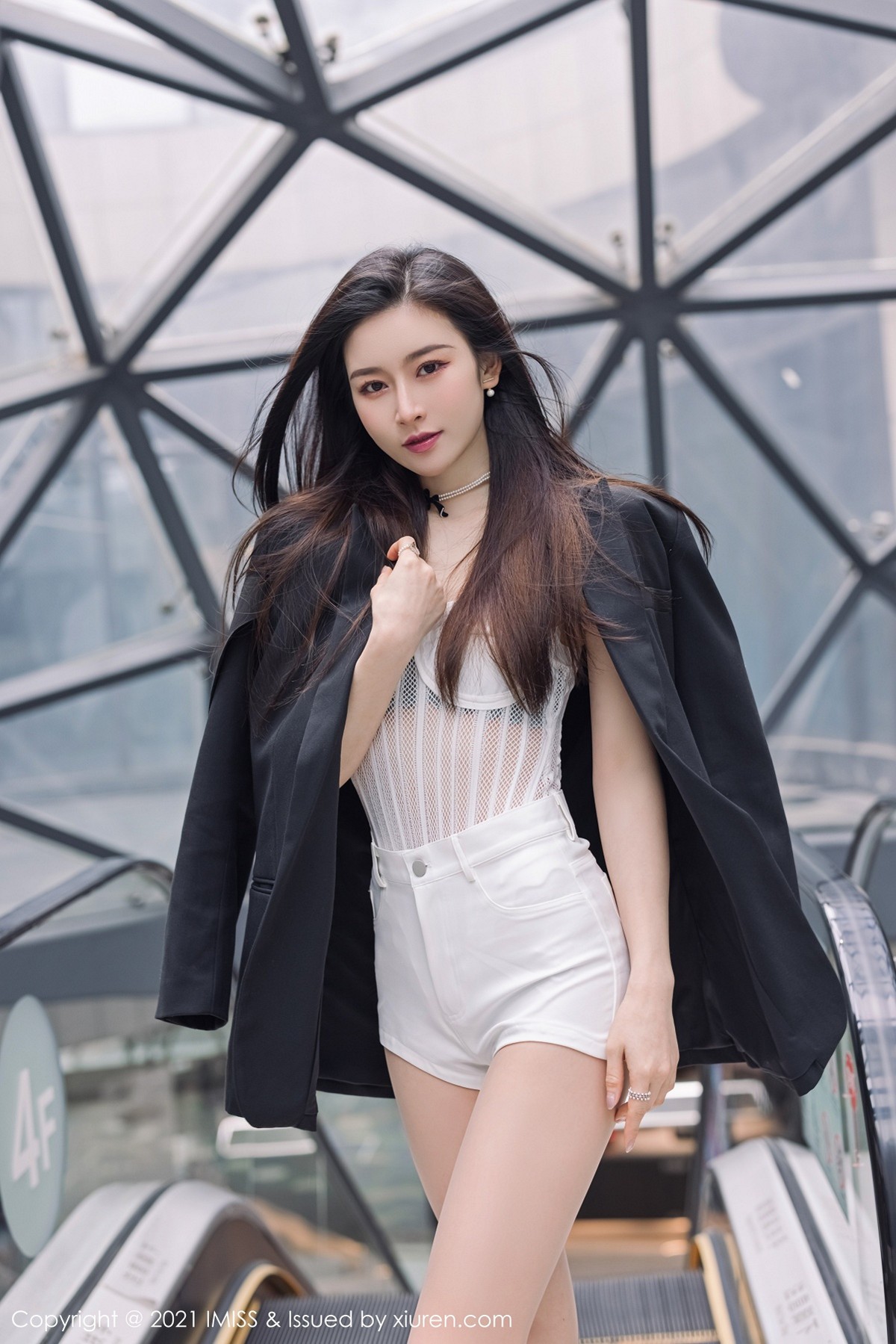 jpxgmn.cc[IMISS爱蜜社]Vol.569_气质美女Vanessa时尚动人街拍+私房性感内衣迷人诱惑写真60P