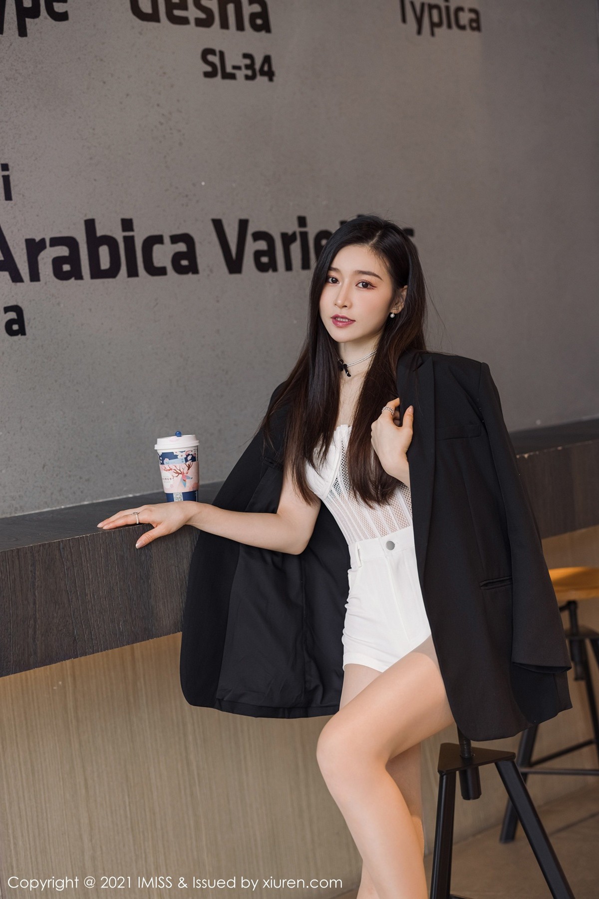 jpxgmn.cc[IMISS爱蜜社]Vol.569_气质美女Vanessa时尚动人街拍+私房性感内衣迷人诱惑写真60P
