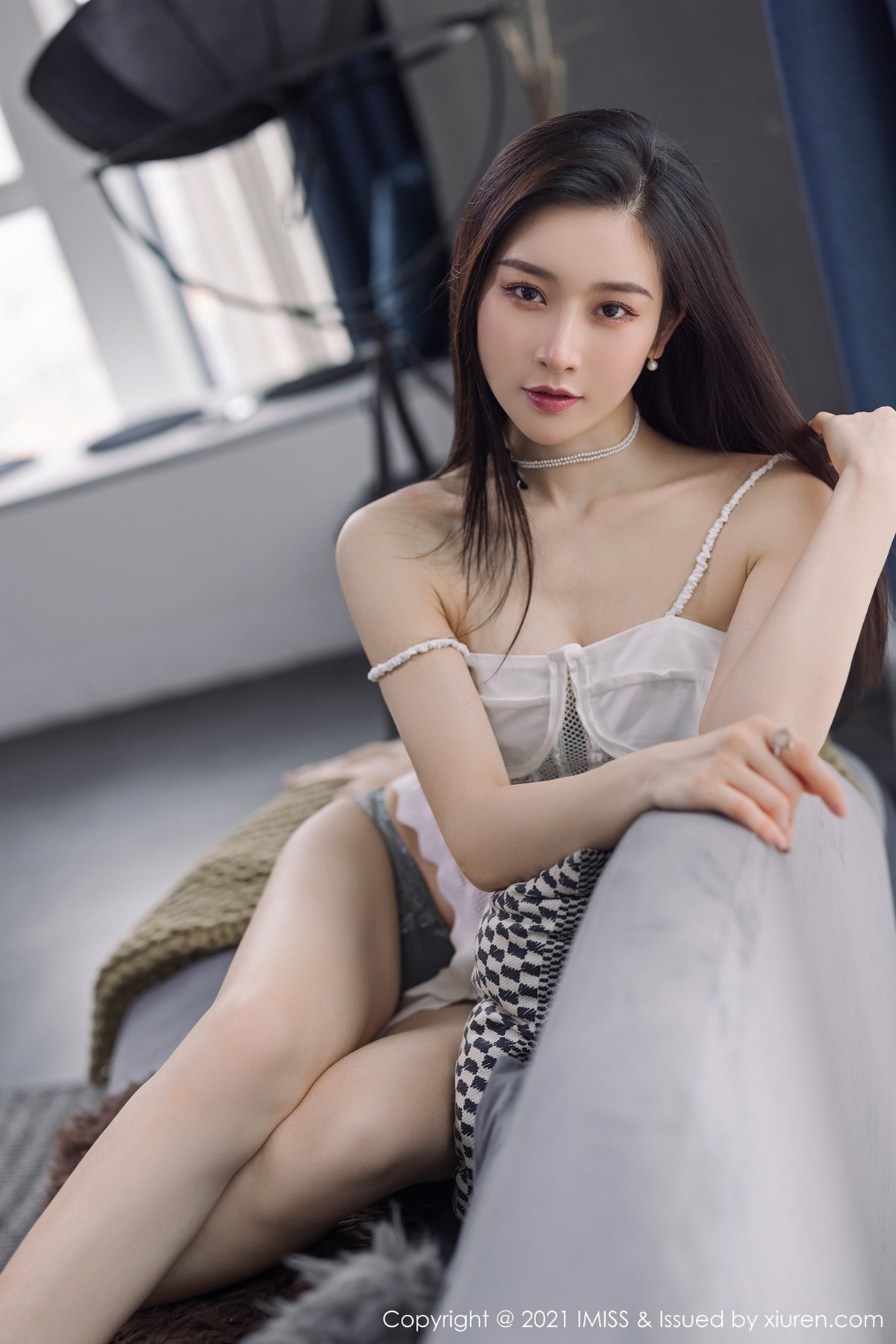 jpxgmn.cc[IMISS爱蜜社]Vol.569_气质美女Vanessa时尚动人街拍+私房性感内衣迷人诱惑写真60P